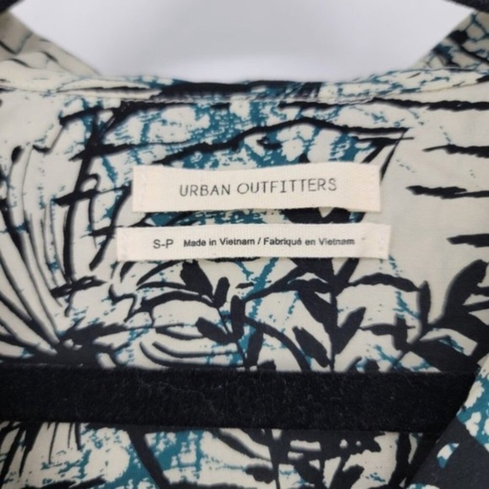 URBAN OUTFITTERS Fawn Printed Tie Front Crop Top in Black Motif - Picture 8 of 16